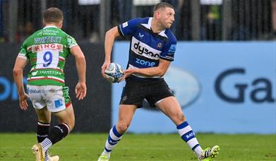 Bath Rugby player passing ball 