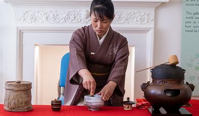 Tea ceremony in the galleries