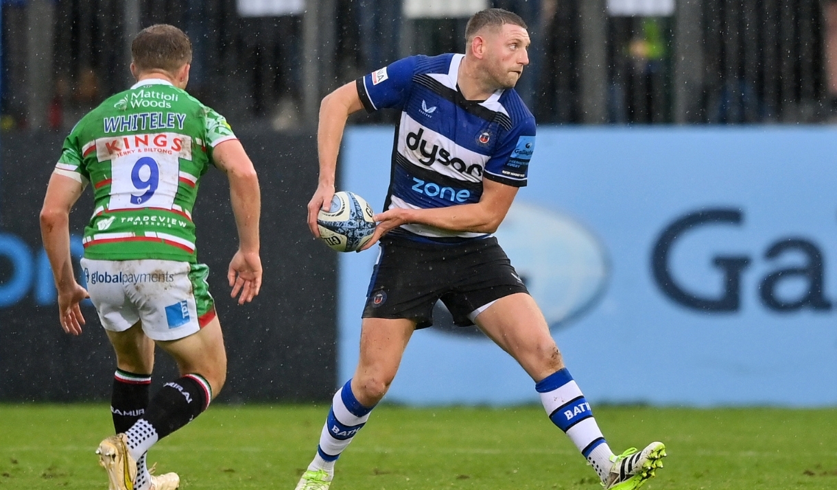 Bath Rugby player passing ball