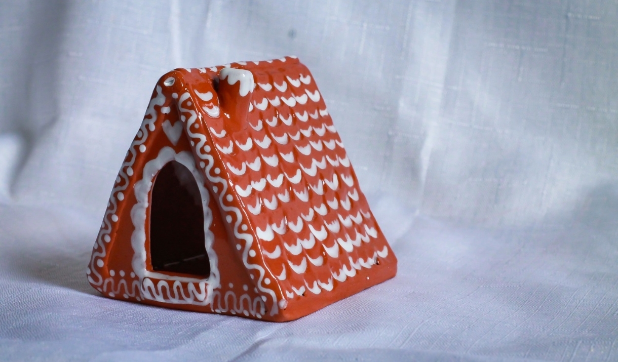 Ceramic ginger bread house workshop