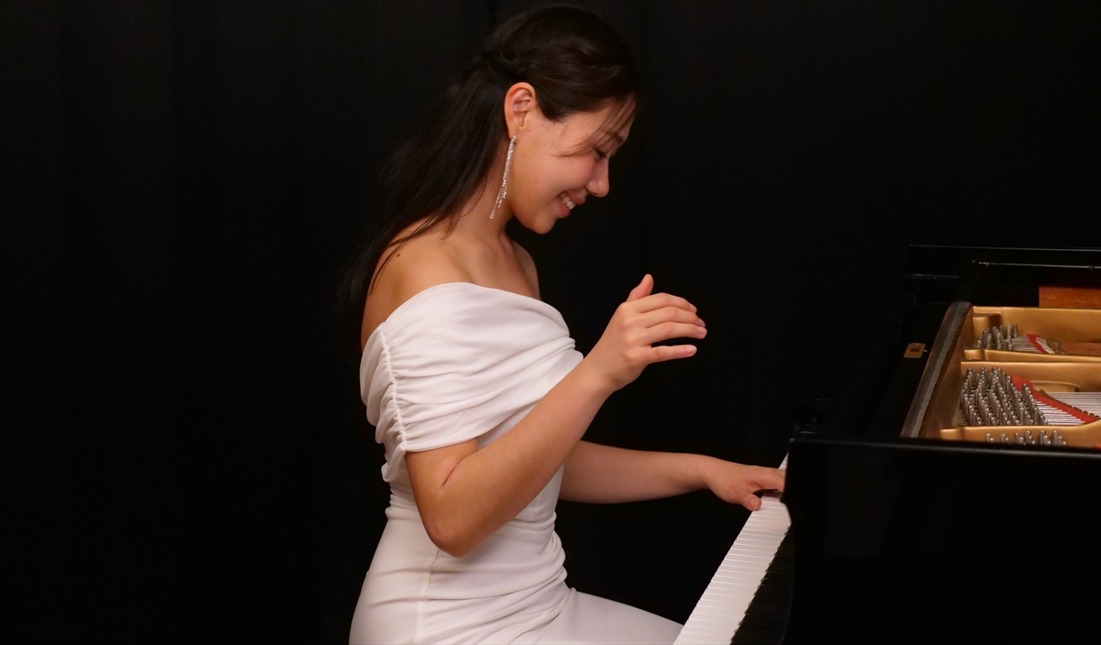 Nurry Lee at Piano