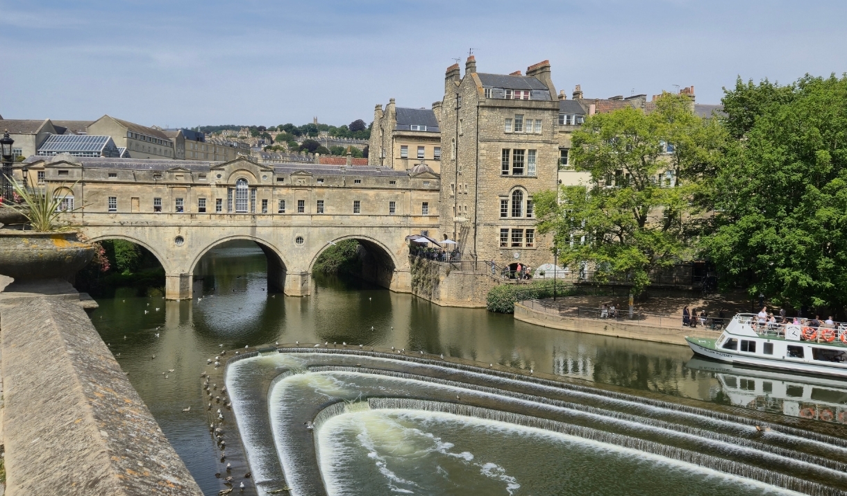 An image of Pulteney Bridge in Bath during the day.