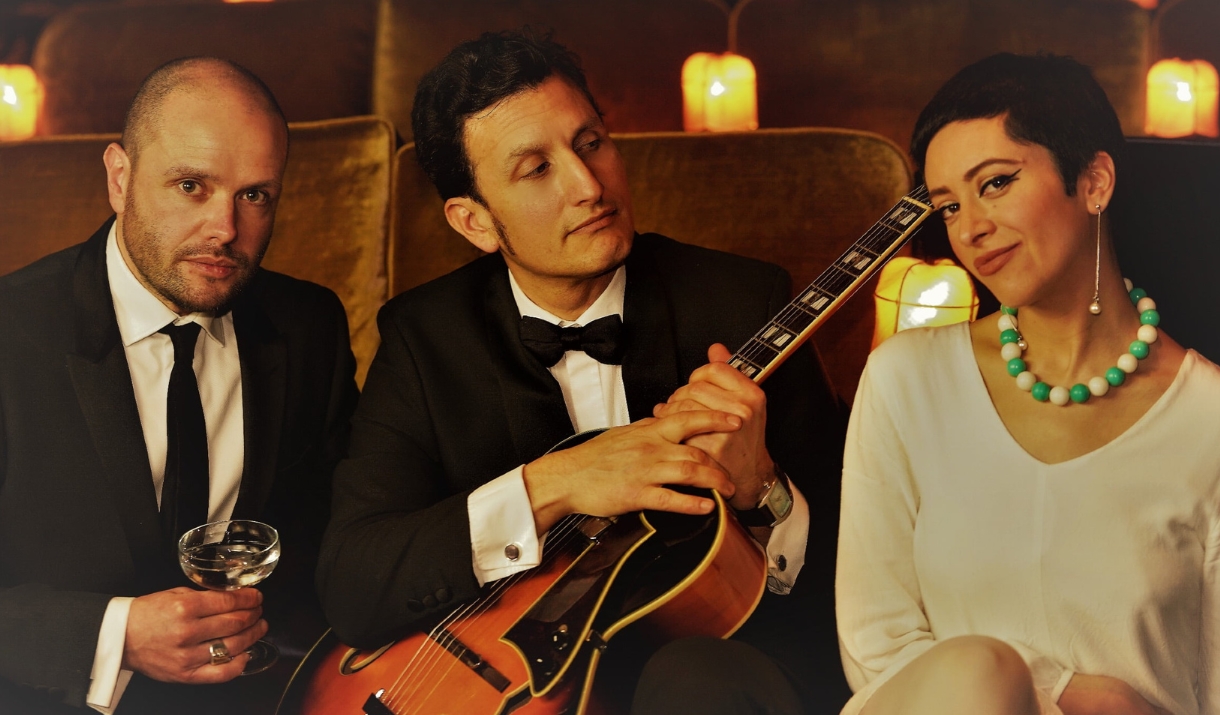 The Foxes Present - 'A Cool Yule!'